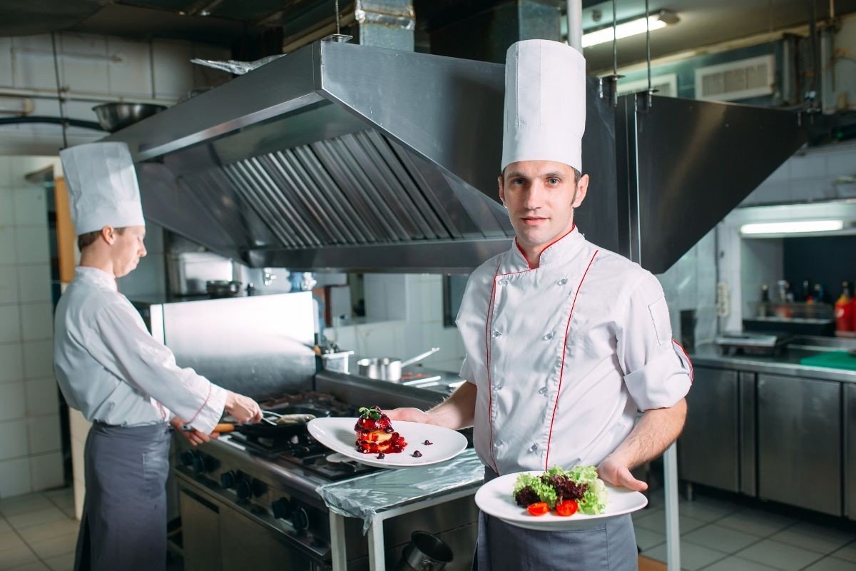 trabalhadores em cozinha industrial