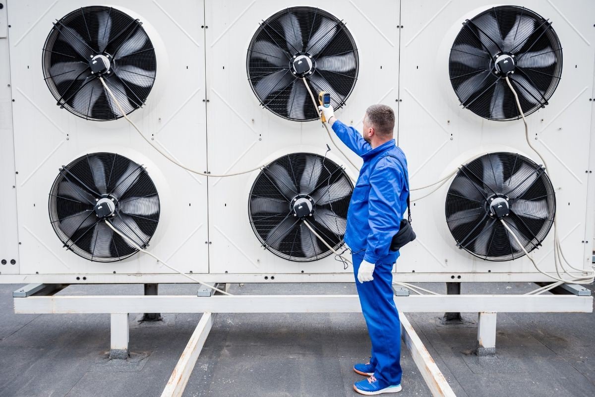 homem conferindo a temperatura do sistema de ventilação