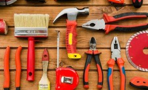 diversas ferramentas manuais em cima de balcão