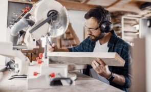 homem manuseando serra de esquadria