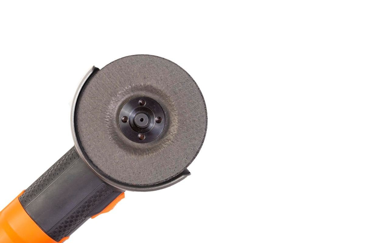 esmerilhadeira em fundo branco