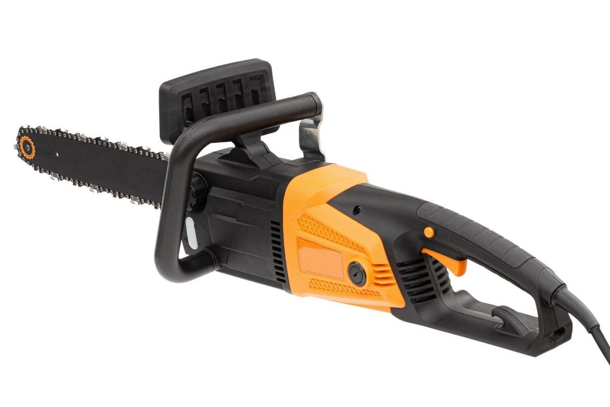 motosserra eletrico em fundo branco