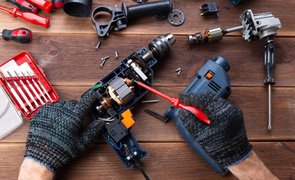fazendo manutenção de ferramentas elétricas