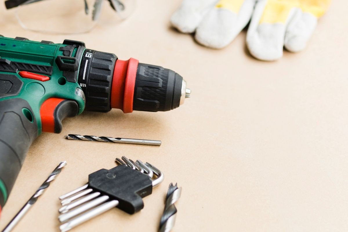 ferramenta elétrica em cima de balcão