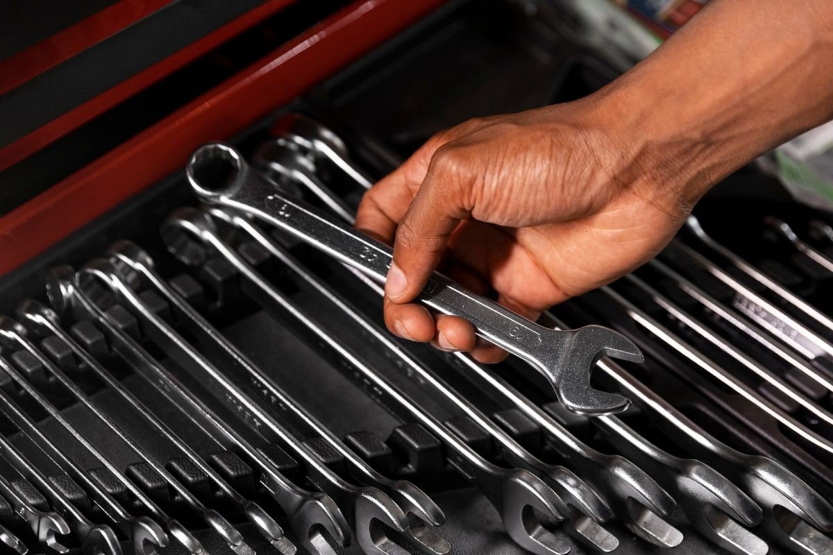 mao segurando chave manual