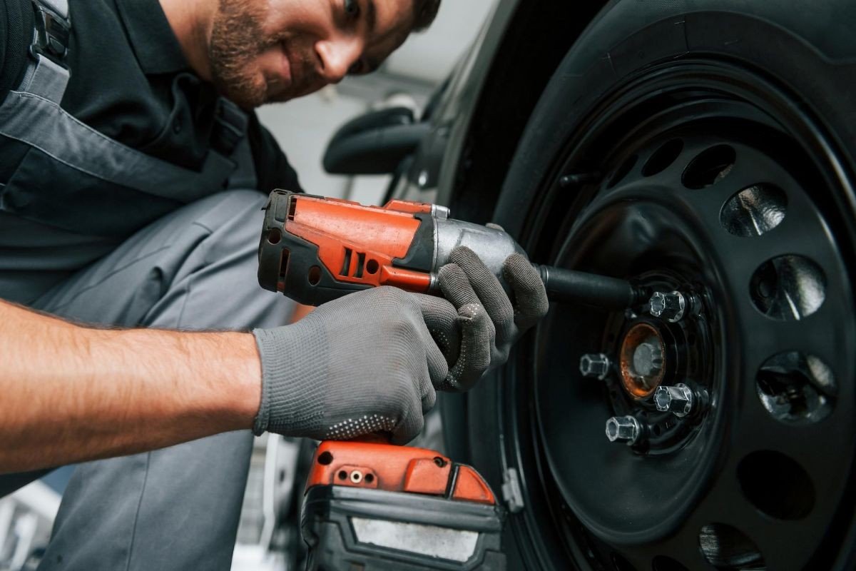 homem manuseando chave de impacto eletrica