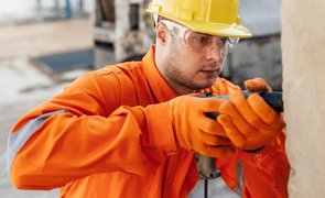 homem usando ferramenta elétrica