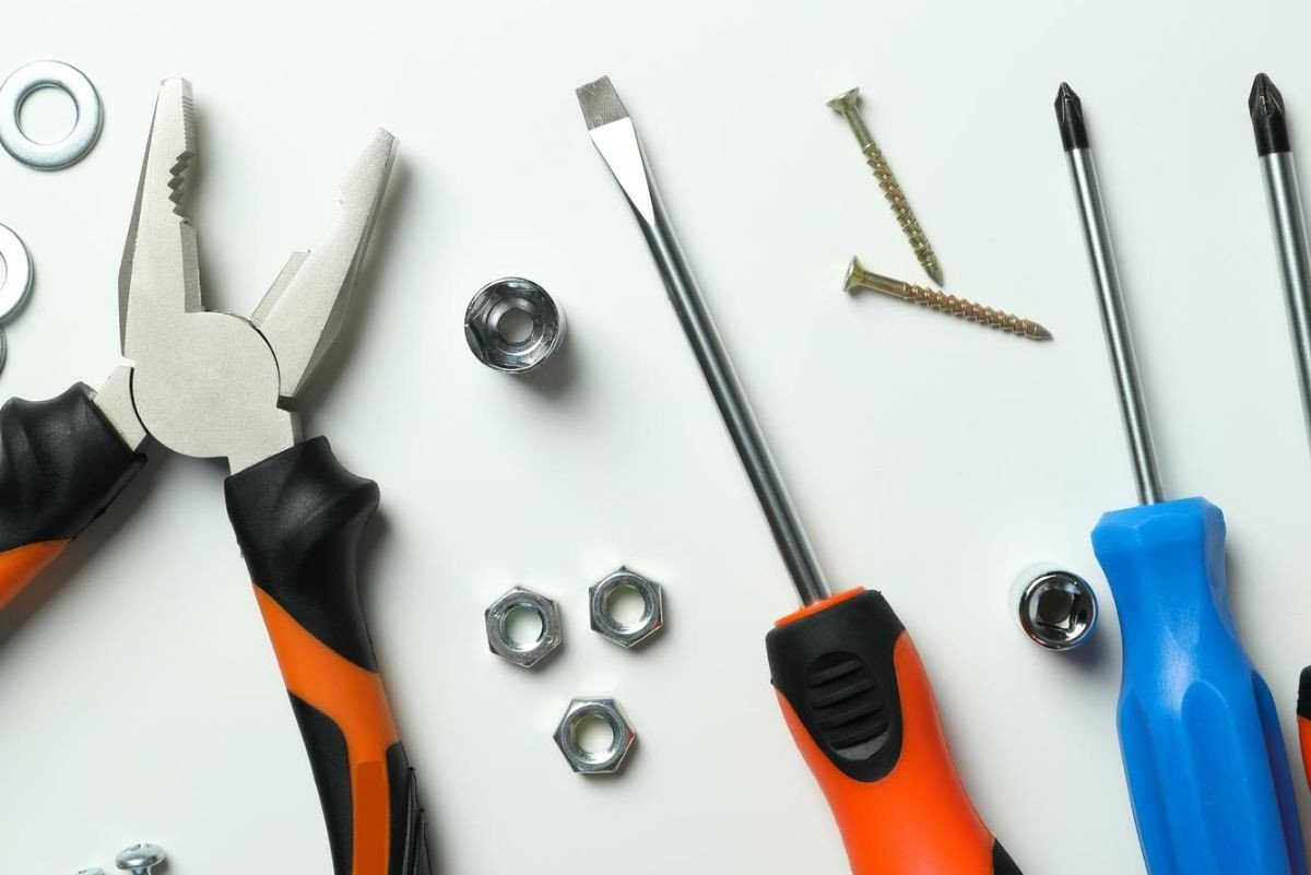 chaves philips fenda alicate e parafusos em fundo branco