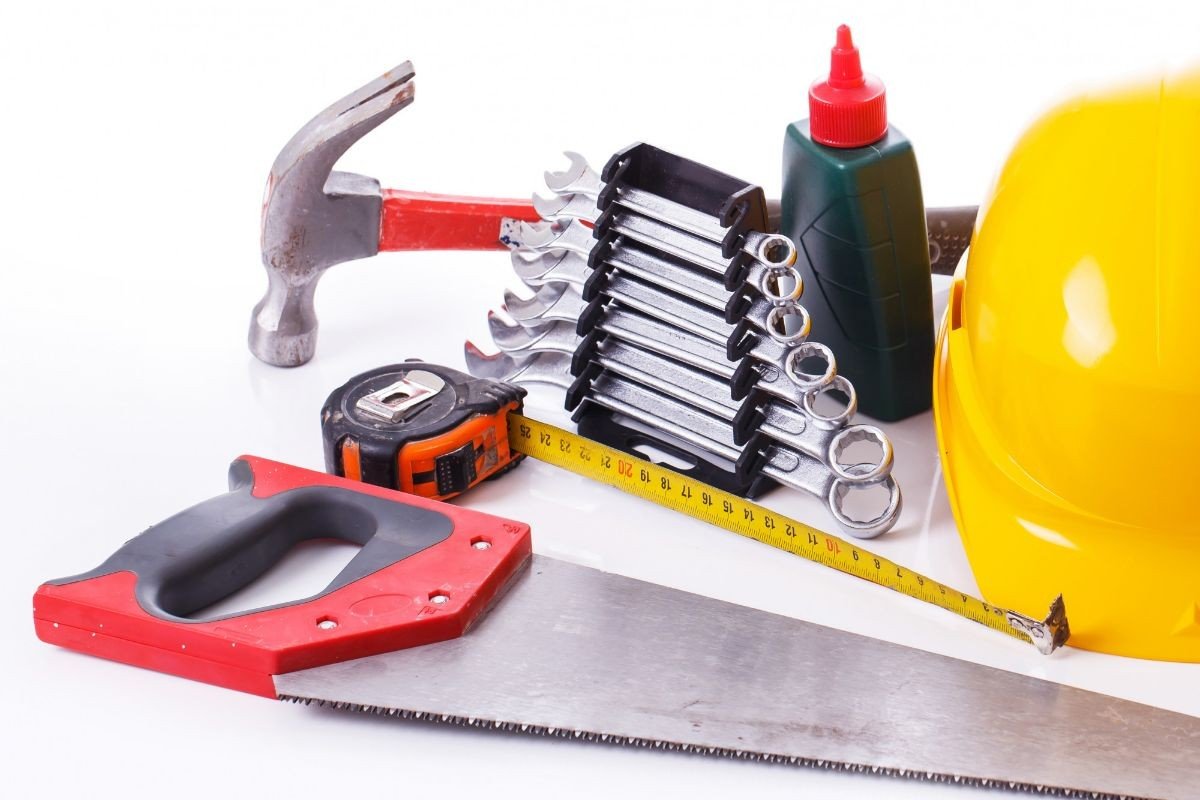 ferramentas manuais em fundo branco