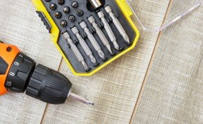 furadeira com alguns acessórios para ferramentas elétricas