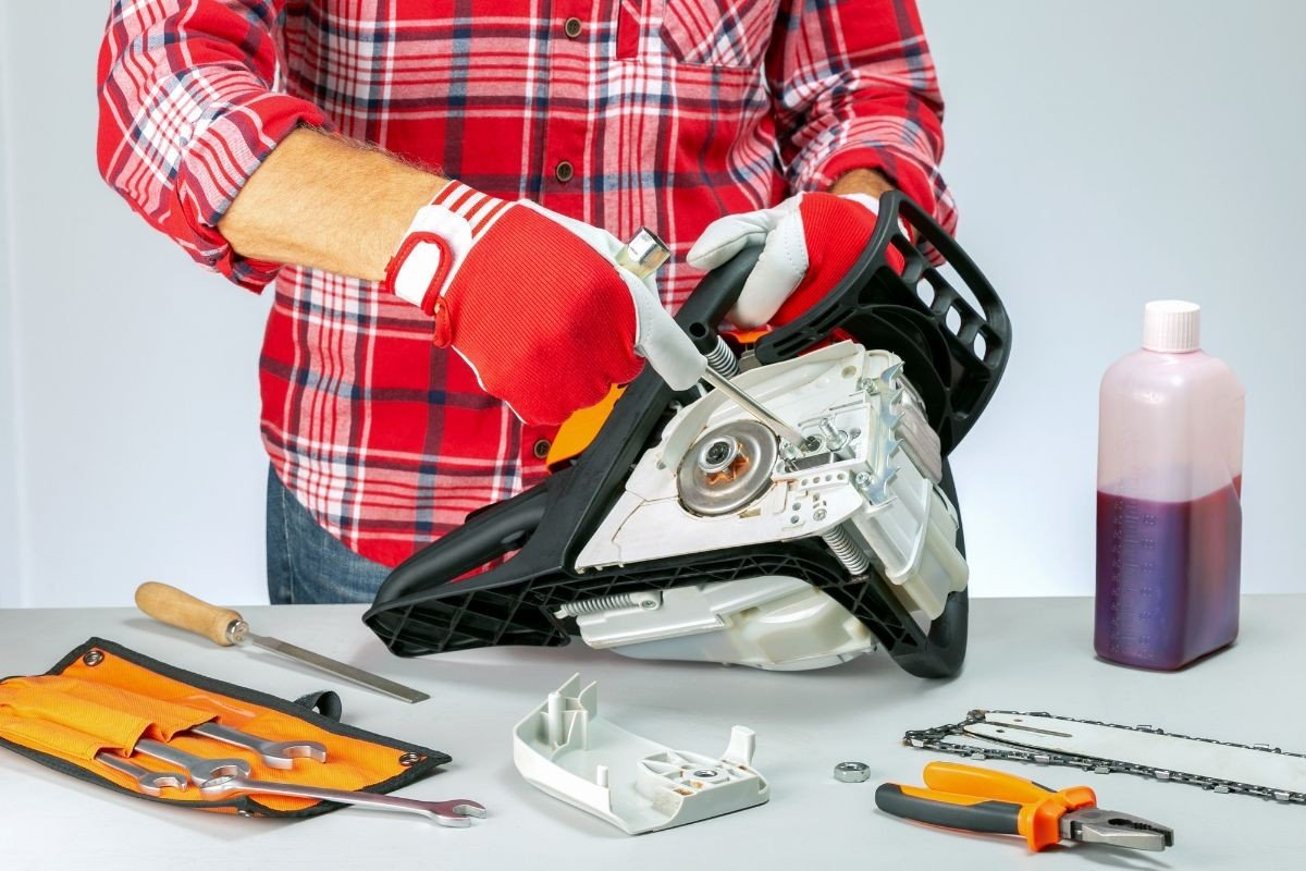 fazendo revisao de uma ferramenta eletrica