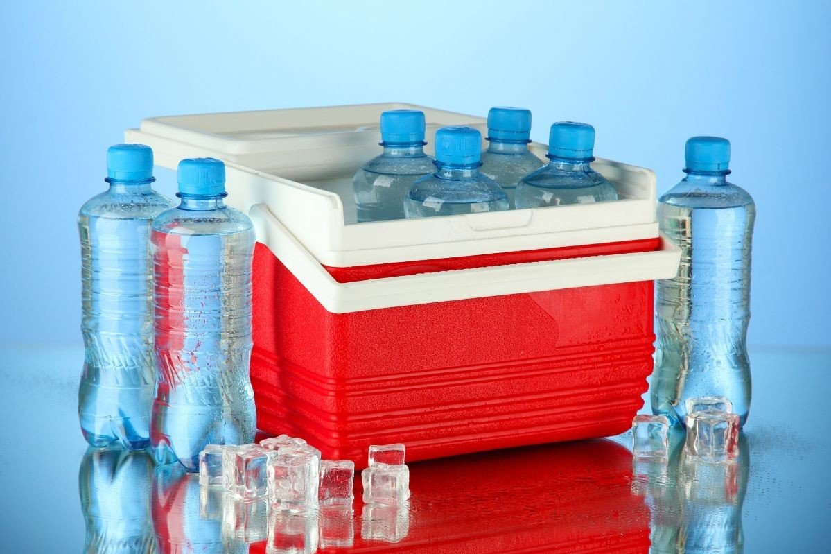 caixa térmica com varias garrafas com agua