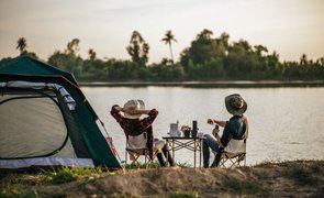 homens acampando falando de dicas para acampamento